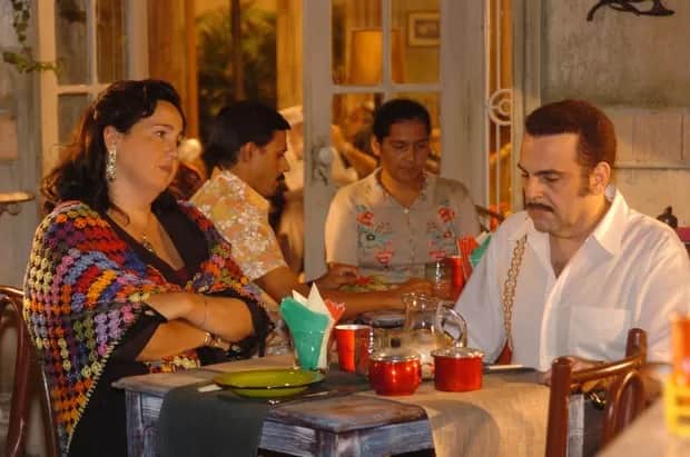 Guilherme Karam e Claudia Jimenez nas gravações da novela (Reprodução: Globo) Guilherme Karam e Claudia Jimenez nas gravações da novela (Reprodução: Globo)