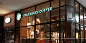 O aniversariante ganha uma bebida de graça no Starbucks (Reprodução: Internet)) O aniversariante ganha uma bebida de graça no Starbucks (Reprodução: Internet))