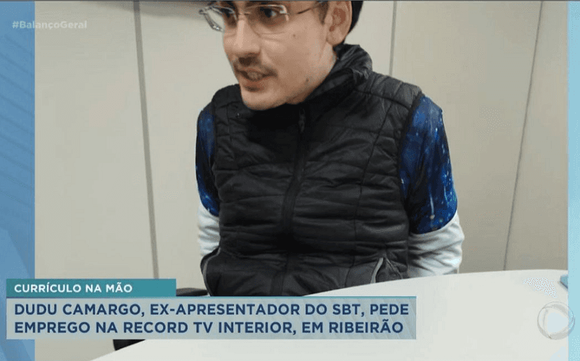 Imagens de Dudu Camargo pedindo emprego expostas pela Record TV (Foto: Reprodução/ Internet) Imagens de Dudu Camargo pedindo emprego expostas pela Record TV (Foto: Reprodução/ Internet)