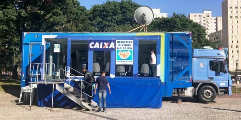 Caminhão Adimplência que está passando pelo Brasil para retirar as pessoas das dívidas (Reprodução: Internet) Caminhão Adimplência que está passando pelo Brasil para retirar as pessoas das dívidas (Reprodução: Internet)