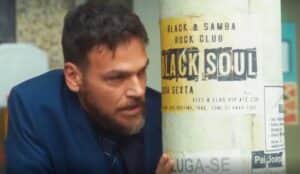 Theo passará mal e desmaiará na rua (Foto: Reprodução / Globo)