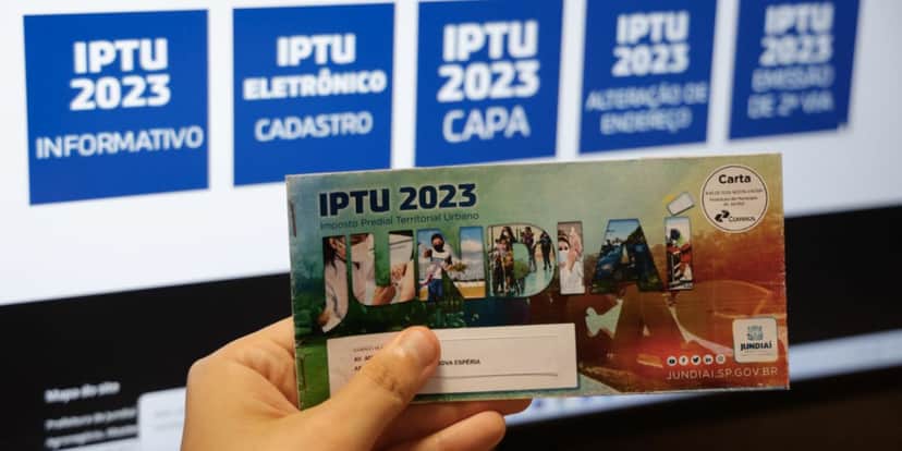 Pessoa segurando carnê do IPTU (Foto: Reprodução / Internet) Pessoa segurando carnê do IPTU (Foto: Reprodução / Internet)