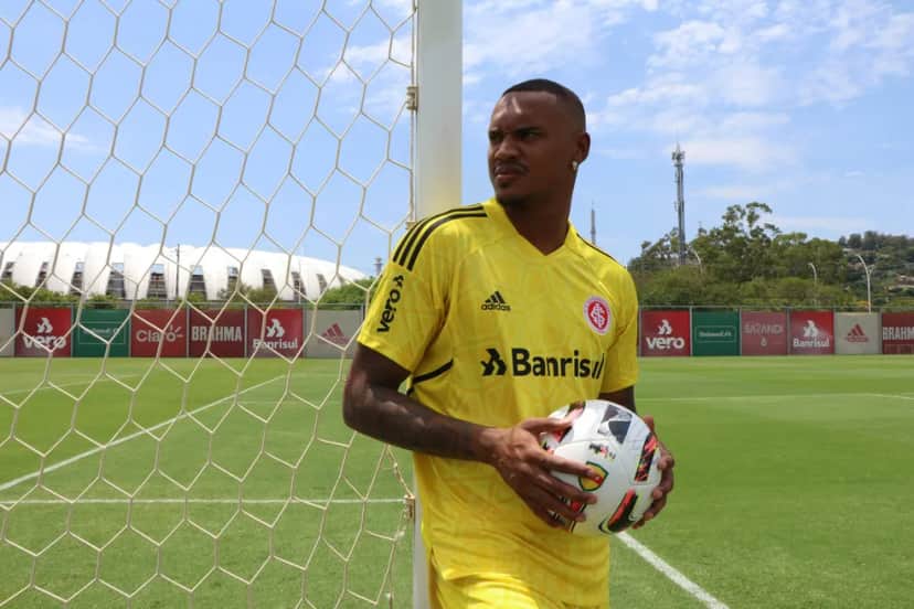 John é o goleiro do Santos, emprestado ao Internacional que vai fechar com o Real Valladolid (Foto: Reprodução/ Internet) John é o goleiro do Santos, emprestado ao Internacional que vai fechar com o Real Valladolid (Foto: Reprodução/ Internet)