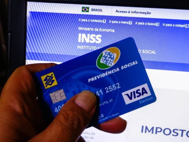 "Prejuízo": A notícia devastadora do INSS para quem quer se aposentar em 2023 confirmada por Bonner no JN (Reprodução/Internet) "Prejuízo": A notícia devastadora do INSS para quem quer se aposentar em 2023 confirmada por Bonner no JN (Reprodução/Internet)