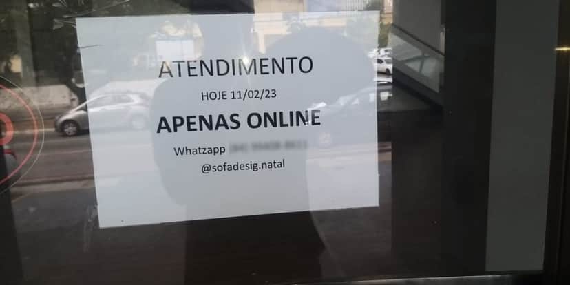Comunicado deixado na porta pela empresa (Reprodução: Internet) Comunicado deixado na porta pela empresa (Reprodução: Internet)