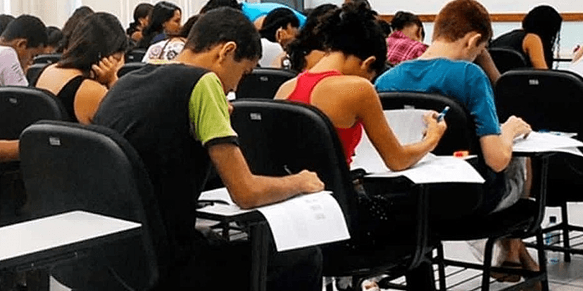 Estudantes realizando o Enem (Foto: Reprodução, Brasil de Fato)