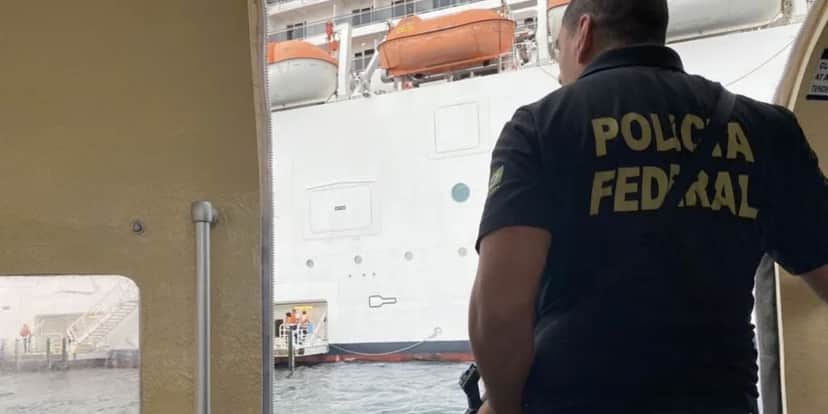 Polícia Federal em navio (Foto: Reprodução / O Globo) Polícia Federal em navio (Foto: Reprodução / O Globo)