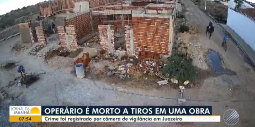 Aproximação dos criminosos na obra em Juazeiro, na Bahia (Reprodução: Globo) Aproximação dos criminosos na obra em Juazeiro, na Bahia (Reprodução: Globo)