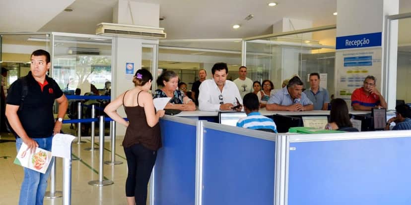 Fila do INSS é longuíssima (Foto: Valter Campanato/Agência Brasil)) Fila do INSS é longuíssima (Foto: Valter Campanato/Agência Brasil))