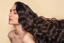 Cabelos hidratados e sem frizz: Qual é melhor entre o óleo de coco e a babosa?