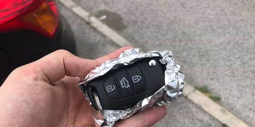 O produto enrolado na chave do carro bloqueia o sinal (Reprodução: Internet) O produto enrolado na chave do carro bloqueia o sinal (Reprodução: Internet)