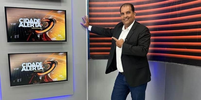 O apresentador está estável (Reprodução: TV Guararapes) O apresentador está estável (Reprodução: TV Guararapes)