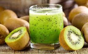 Suco de Kiwi - (Reprodução Internet) Suco de Kiwi - (Reprodução Internet)