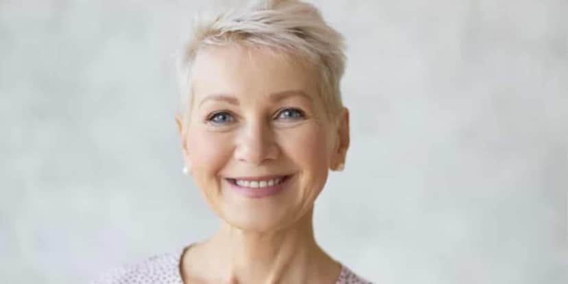 Mulher com corte de cabelo pixie (Foto: Reprodução / Freepik)