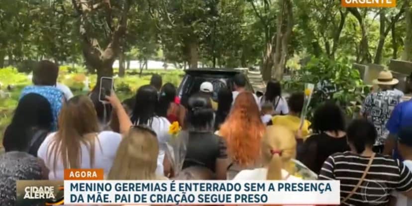 Enterro de Geremias foi acompanhado com dezenas de pessoas da região (Reprodução: Record) Enterro de Geremias foi acompanhado com dezenas de pessoas da região (Reprodução: Record)