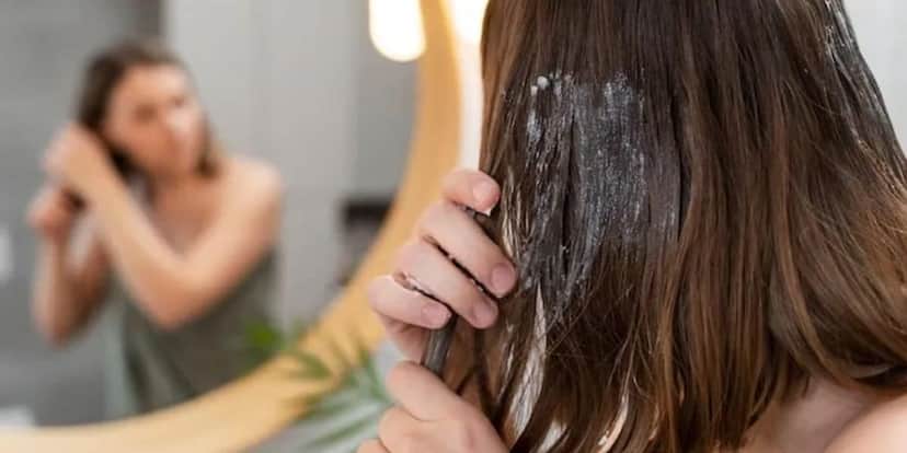 Passe por todo o cabelo exceto na raiz (Reprodução: Internet) Passe por todo o cabelo exceto na raiz (Reprodução: Internet)