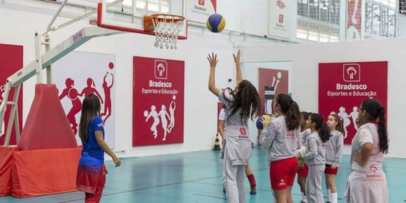 Crianças jogando basquete (Foto: Reprodução / Bradesco Esportes e Educação) Crianças jogando basquete (Foto: Reprodução / Bradesco Esportes e Educação)