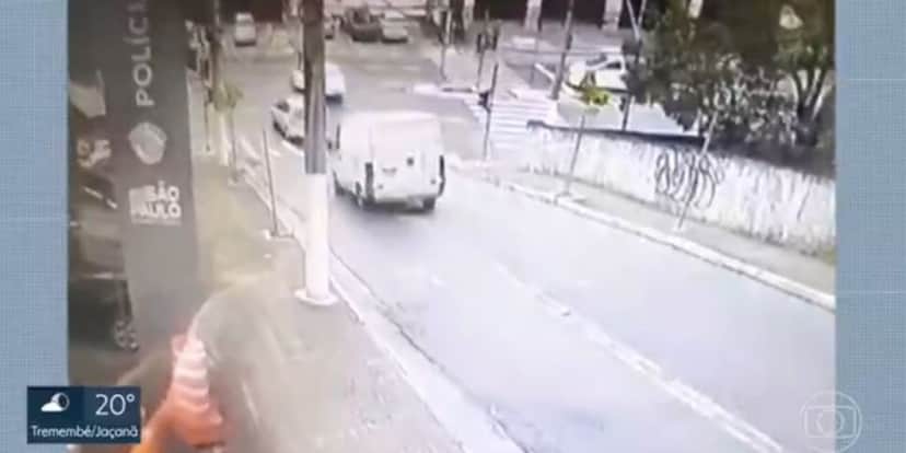 Van na rua em alta velocidade (Foto: Reprodução / Globo) Van na rua em alta velocidade (Foto: Reprodução / Globo)