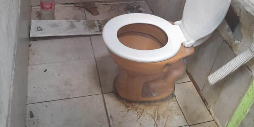 Banheiro encontrada pela Vigilância Sanitária (Foto: Visa Maceió) Banheiro encontrada pela Vigilância Sanitária (Foto: Visa Maceió)