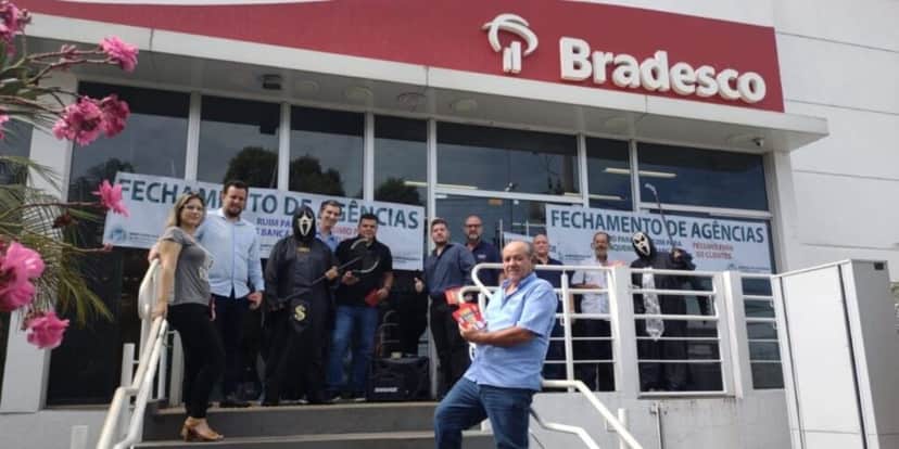 Protesto do Sindicato dos Bancários contra fechamendo do Bradesco (Reprodução/Foto: Sindicato dos Bancários) Protesto do Sindicato dos Bancários contra fechamendo do Bradesco (Reprodução/Foto: Sindicato dos Bancários)