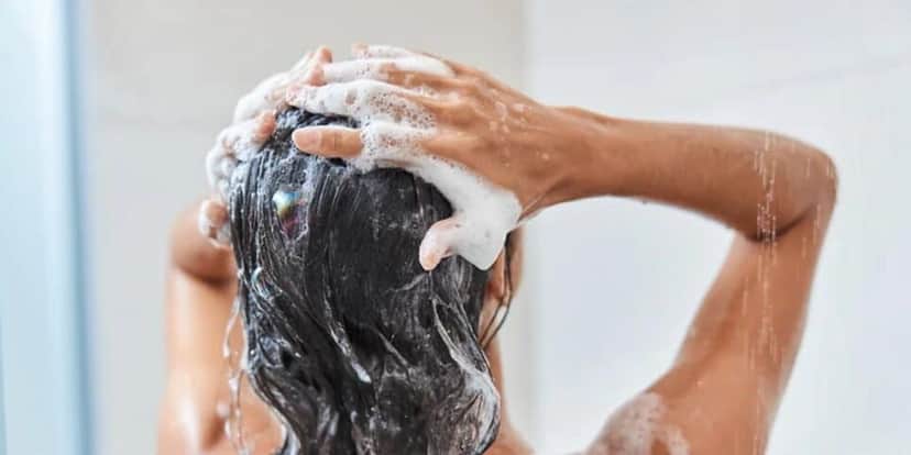 Lave o cabelo após 1 hora com o produto no couro cabeludo (Reprodução: Internet) Lave o cabelo após 1 hora com o produto no couro cabeludo (Reprodução: Internet)