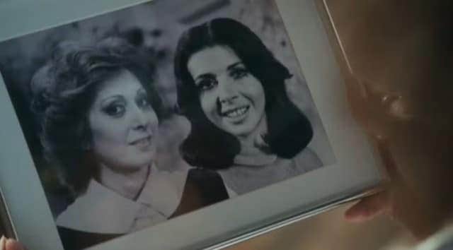 Numa das cenas de Volta por Cima, Silvia (Lellê) vê uma foto da avó com Belisa (Betty Faria) — Foto: TV Globo Numa das cenas de Volta por Cima, Silvia (Lellê) vê uma foto da avó com Belisa (Betty Faria) — Foto: TV Globo