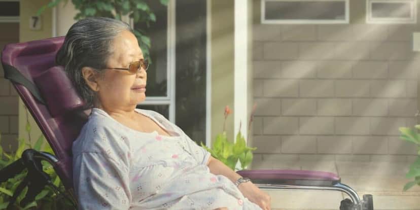 Idosa tomando sol (Foto: Canva) Idosa tomando sol (Foto: Canva)