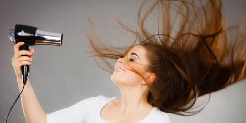 Mulher secando o cabelo (Foto: Canva) Mulher secando o cabelo (Foto: Canva)