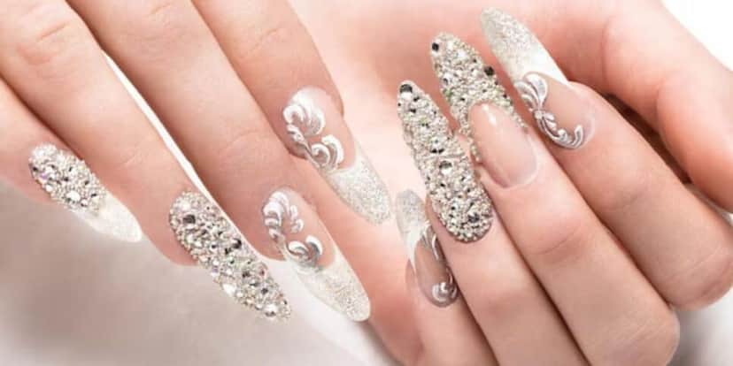 Unhas com strass (Foto: Freepik) Unhas com strass (Foto: Freepik)