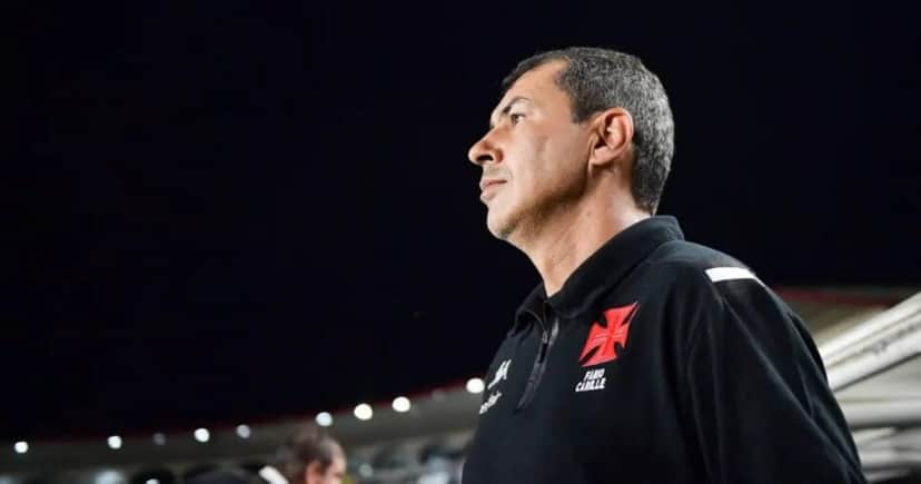 Vasco: Carille tem demissão aprovada e Pedrinho está ciente (Foto: Thiago Ribeiro/AGIF)