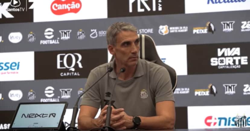 Vojvoda não aproveita craque no Santos (Foto: Santos TV/ YouTube)