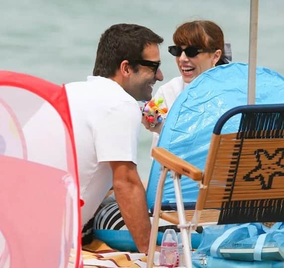 Afonso e Solange com os gêmeos na praia em Vale Tudo (Foto: Reprodução / AGNews / Andre Freitas) Afonso e Solange com os gêmeos na praia em Vale Tudo (Foto: Reprodução / AGNews / Andre Freitas)