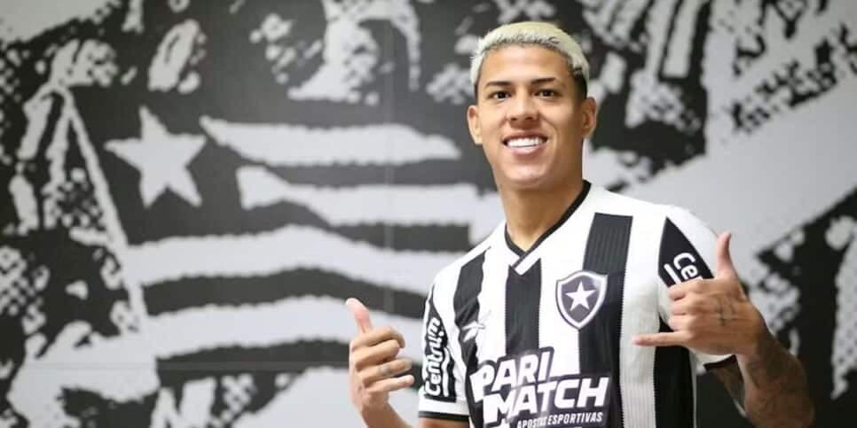 Matheus Martins, atacante custou R$60 milhões (Reprodução: Vítor Silva) Matheus Martins, atacante custou R$60 milhões (Reprodução: Vítor Silva)