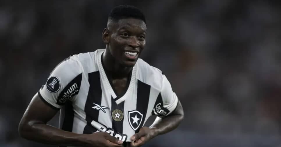 Luiz Henrique com a camisa do Botafogo (Foto: Jorge Rodrigues/AGIF) Luiz Henrique com a camisa do Botafogo (Foto: Jorge Rodrigues/AGIF)