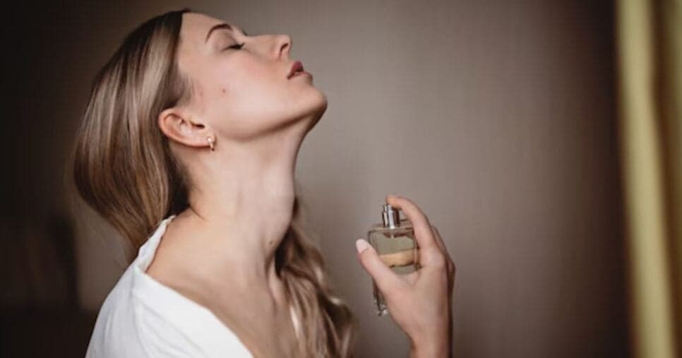 Mulher passando perfume (Foto: Freepik)