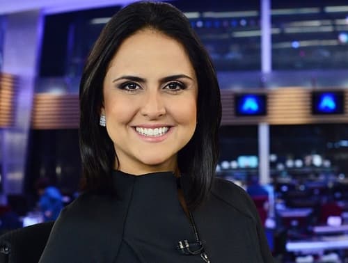 A apresentadora Carla Cecato. Foto - divulgação/RecordTV. A apresentadora Carla Cecato. Foto - divulgação/RecordTV.
