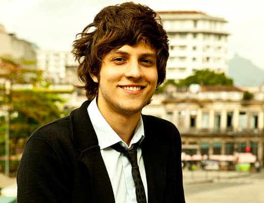 Chay Suede fecha contrato com a Globo, mas ainda é da Record