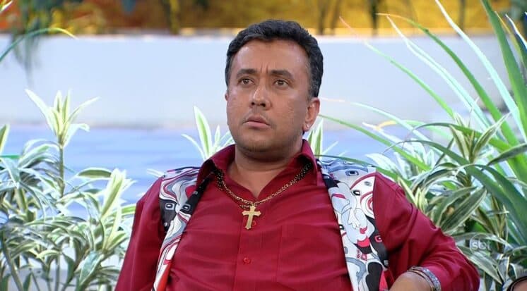Recém operado, intérprete de Paulinho Gogó grava de cadeira de rodas no SBT; veja foto