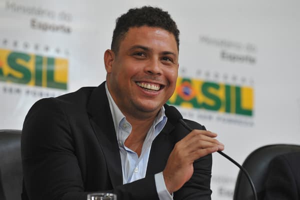 Ronaldo Fenômeno vira piada em espetáculo de transexual famosa