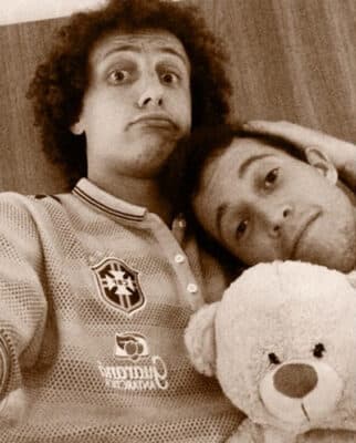 Seleção Brasileira: Bernard tira foto no colo de David Luiz; confira