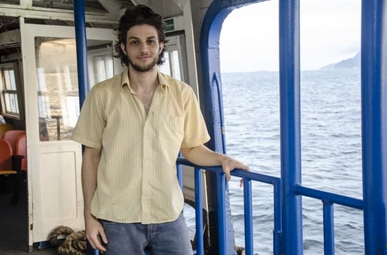 Chay Suede diz que não fica mais com suas fãs e descreve namorada ideal