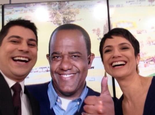 Evaristo e Sandra tiram selfie ao vivo durante o "Jornal Hoje" e vão parar nos assuntos mais comentados da internet