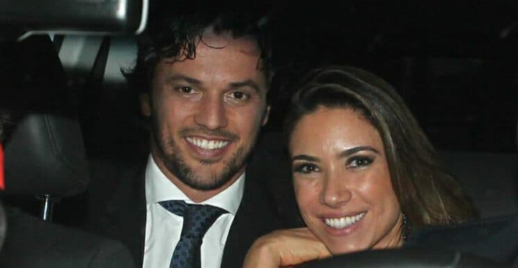 Ao lado do esposo, Patrícia Abravanel divulga foto da filha recém nascida; veja a foto