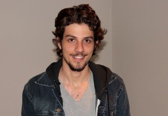 Afiliada da Globo na terra natal de Chay Suede não ignora passado do ator e cita novela da Record