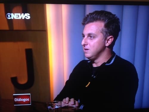 "Não faço isso", diz Luciano Huck sobre acusação de explorar a miséria alheia na TV