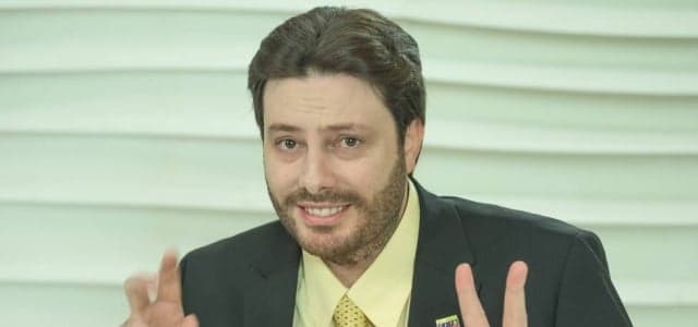 Danilo Gentili fará referência ao ‘kit gay’ na série "Politicamente Incorreto"