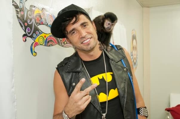 Depois de ser criticado na web, Latino esclarece polêmica com macaco fumante