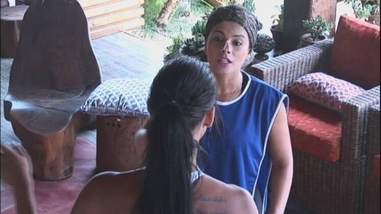 "Débora é uma menininha e eu sou uma mulher", alfineta Lorena em "A Fazenda"