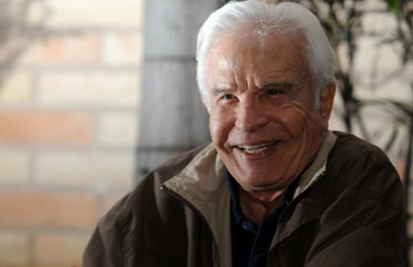 Mulher de Cid Moreira nega que marido esteja ganhando 350 mil