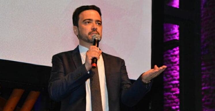 Daniel Ortiz prepara final da novela "Haja Coração"
